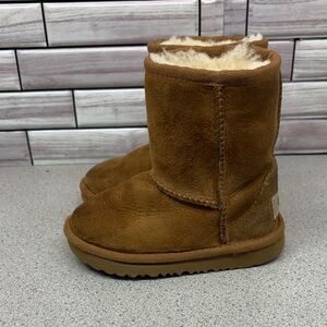 Ugg Boots size 7C needs a light cleaning with a suede brush I did not have